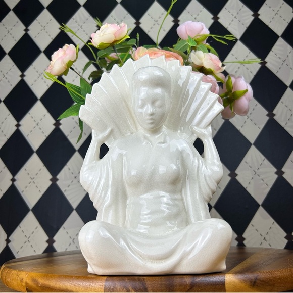 Large Flower Vase Japanese Porcelain Seated Figure With Fan-Form Opening 10” - Picture 10 of 17